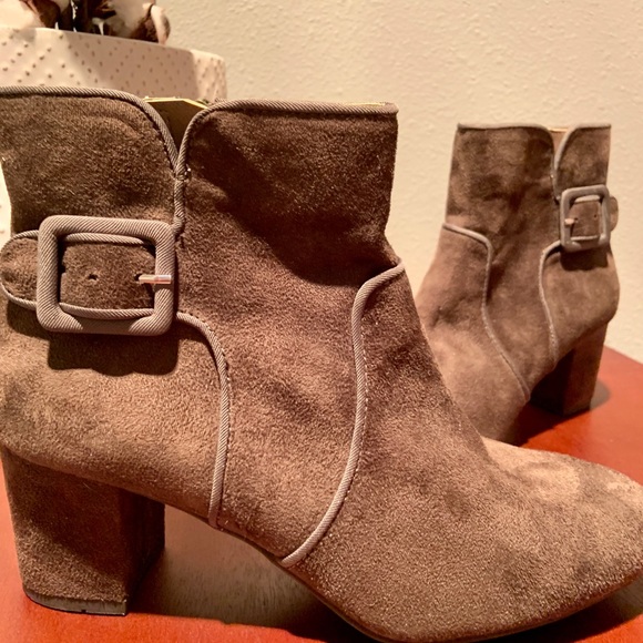 Suede olive green short boots with heel - Picture 4 of 7